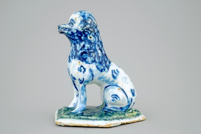 Een blauw-witte Delfts aardewerken hond op een grondje, 18e eeuw